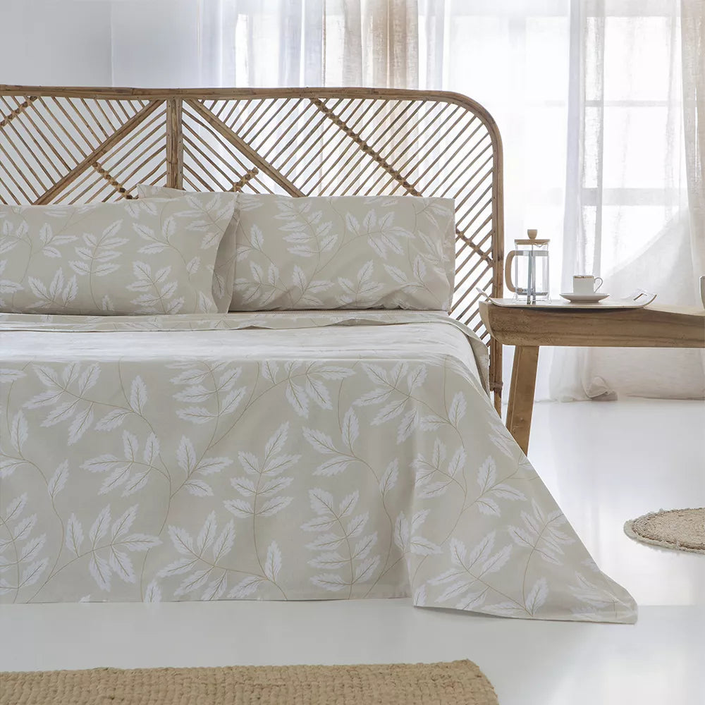Juego de sábanas lisas en color beige confeccionado en algodón orgánico, de tacto suave, gran durabilidad y aspecto elegante y natural.
