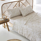 Ropa de cama beige de algodón orgánico con textura natural, tejido transpirable y diseño atemporal para dormitorios de estilo relajado.
