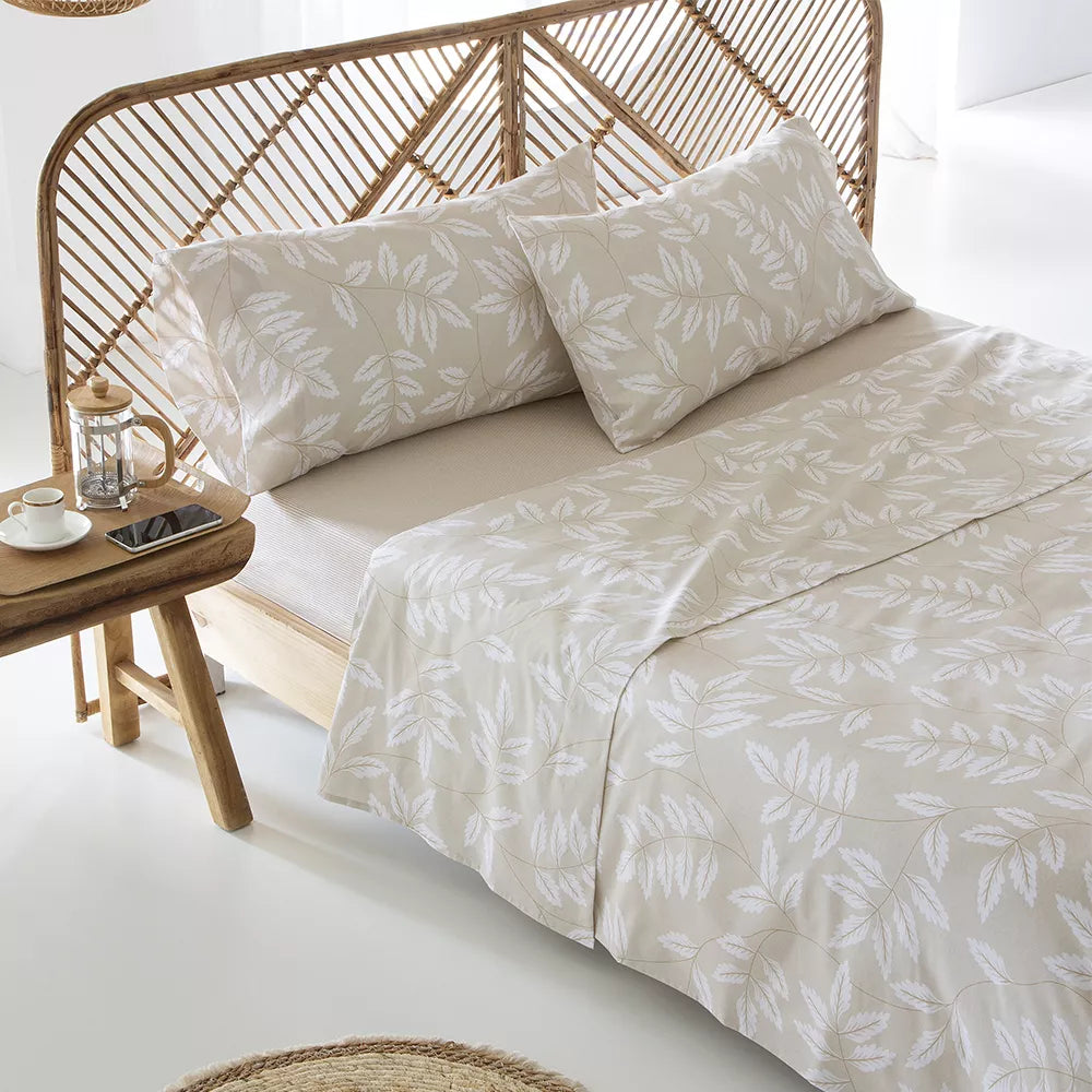 Ropa de cama beige de algodón orgánico con textura natural, tejido transpirable y diseño atemporal para dormitorios de estilo relajado.