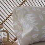 Juego completo de sábanas beige elaborado en algodón orgánico de alta calidad, suave, resistente y adecuado para un descanso confortable.