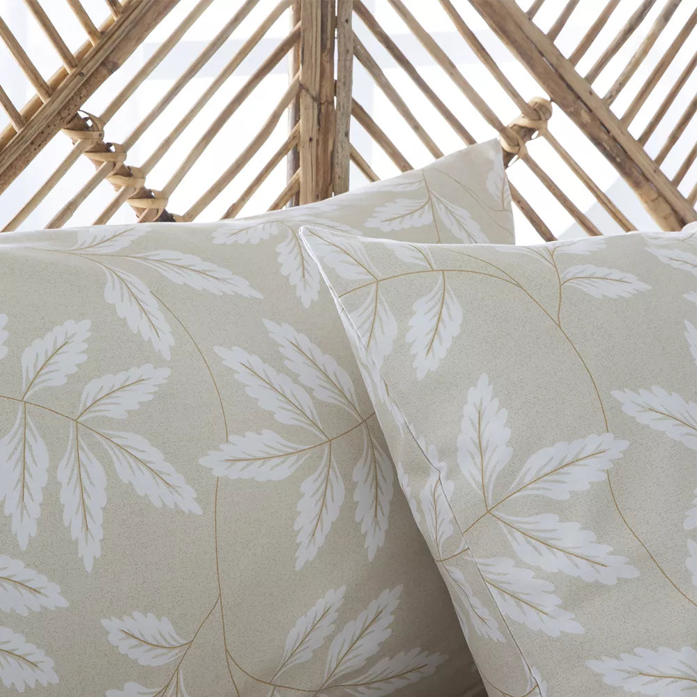 Sábanas de algodón orgánico color beige con tacto agradable y acabado natural, diseñadas para ofrecer confort y frescura durante todo el año.
