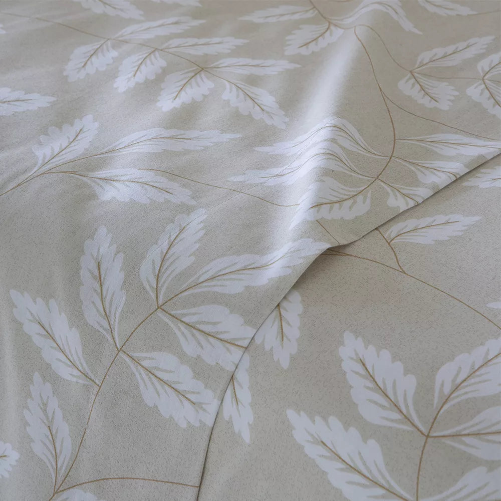 Juego de sábanas beige de algodón orgánico, confeccionado con fibras naturales suaves, transpirables y respetuosas con el medio ambiente