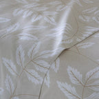 Juego de sábanas beige de algodón orgánico, confeccionado con fibras naturales suaves, transpirables y respetuosas con el medio ambiente