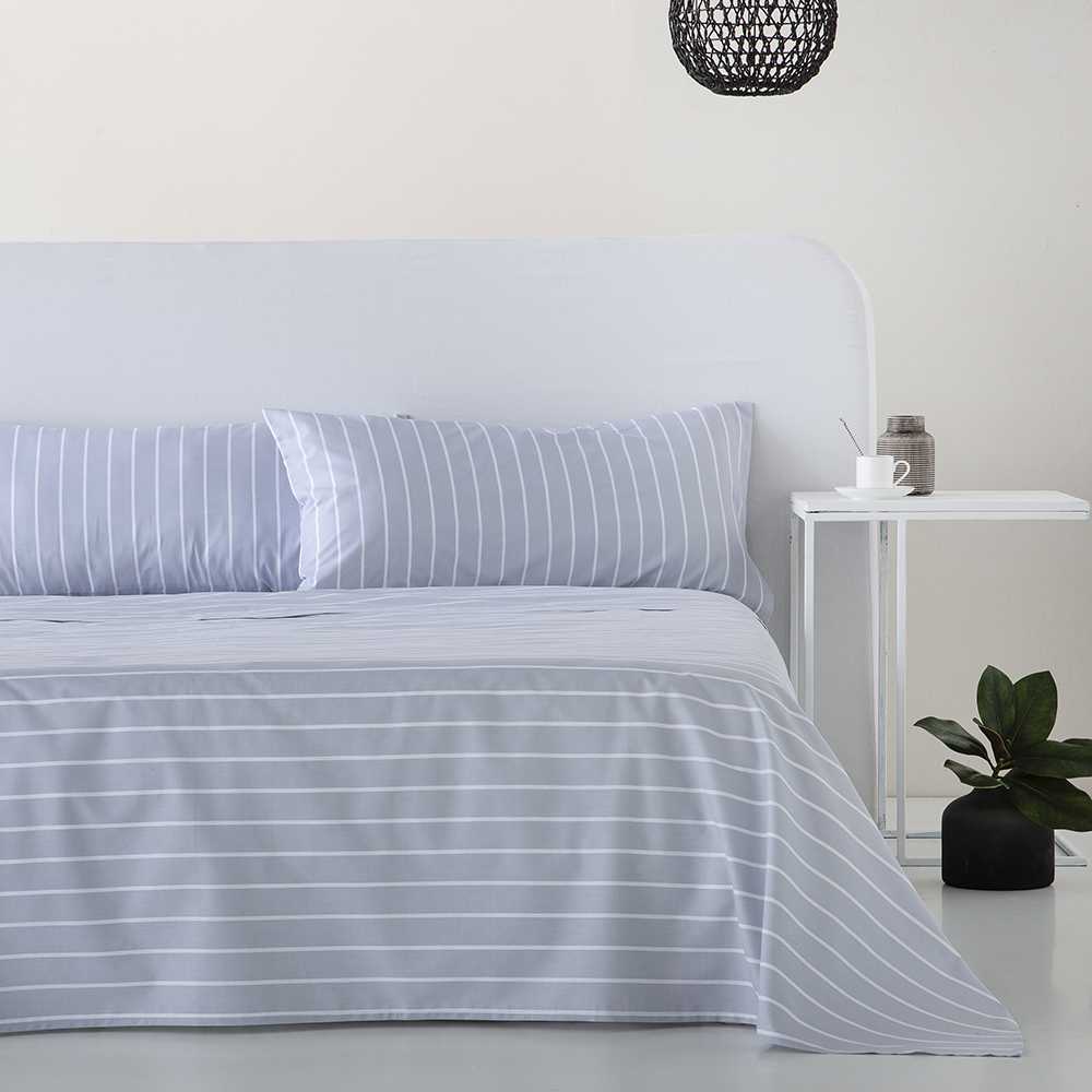 Ropa de cama gris azulado elaborada en percal de algodón 144 hilos, ligera, fresca y perfecta para crear un ambiente relajante en el dormitorio.