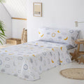 Sábanas infantiles de algodón y poliéster en tonos mostaza y gris, ligeras, confortables y diseñadas para aportar calidez y estilo a la habitación infantil.