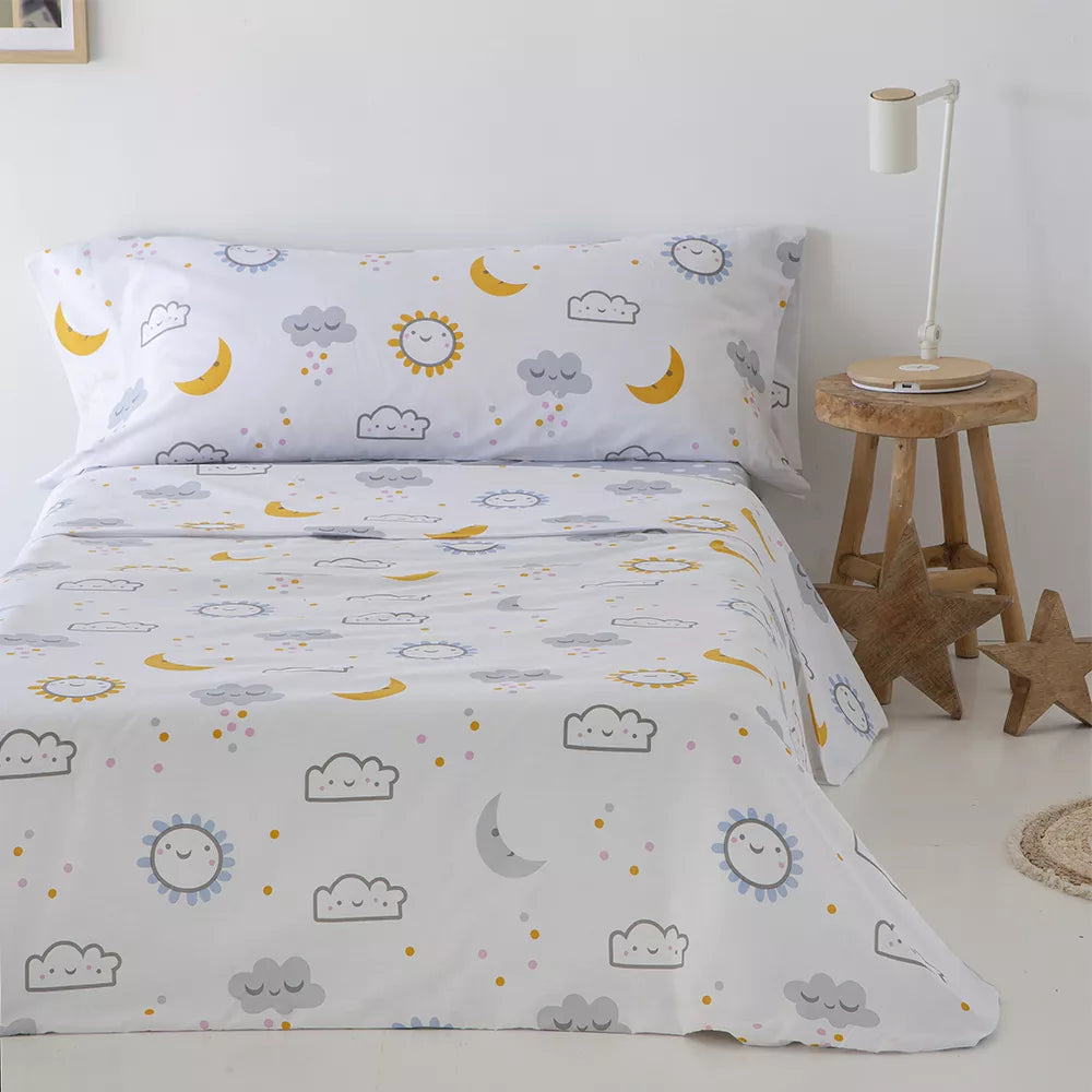 Juego de cama infantil en color gris y mostaza elaborado en poliéster y algodón, con textura suave, gran durabilidad y secado rápido.