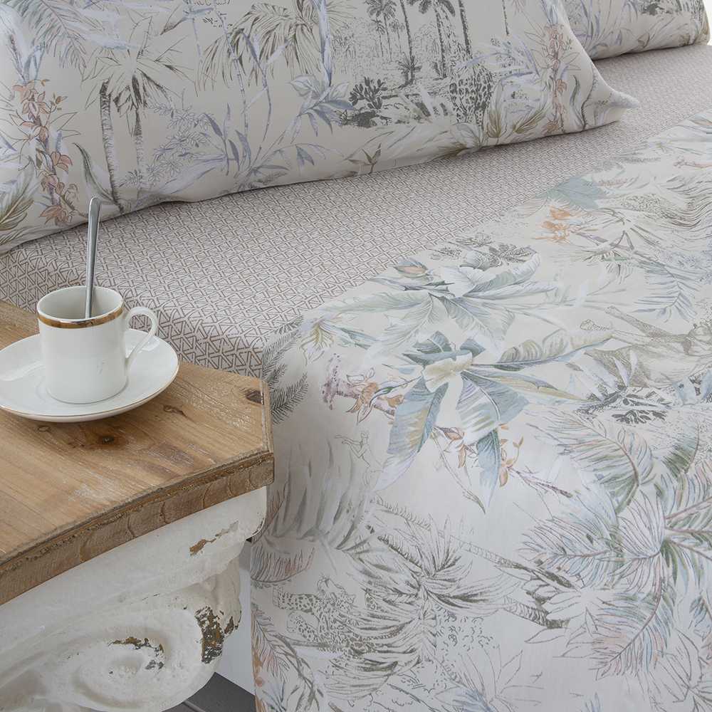Juego de cama beige de satén algodón 200 hilos con diseño estampado en la sábana superior y bajera lisa coordinada, de textura sedosa y aspecto refinado.
