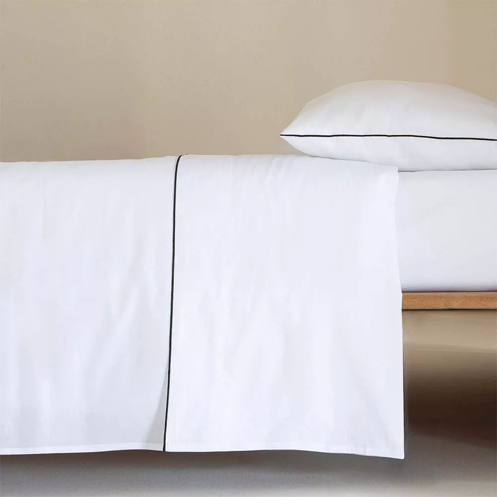 Juego de sábanas premium de satén algodón egipcio blanco 300 hilos, fresco, resistente y con una superficie suave y sedosa al contacto con la piel.
