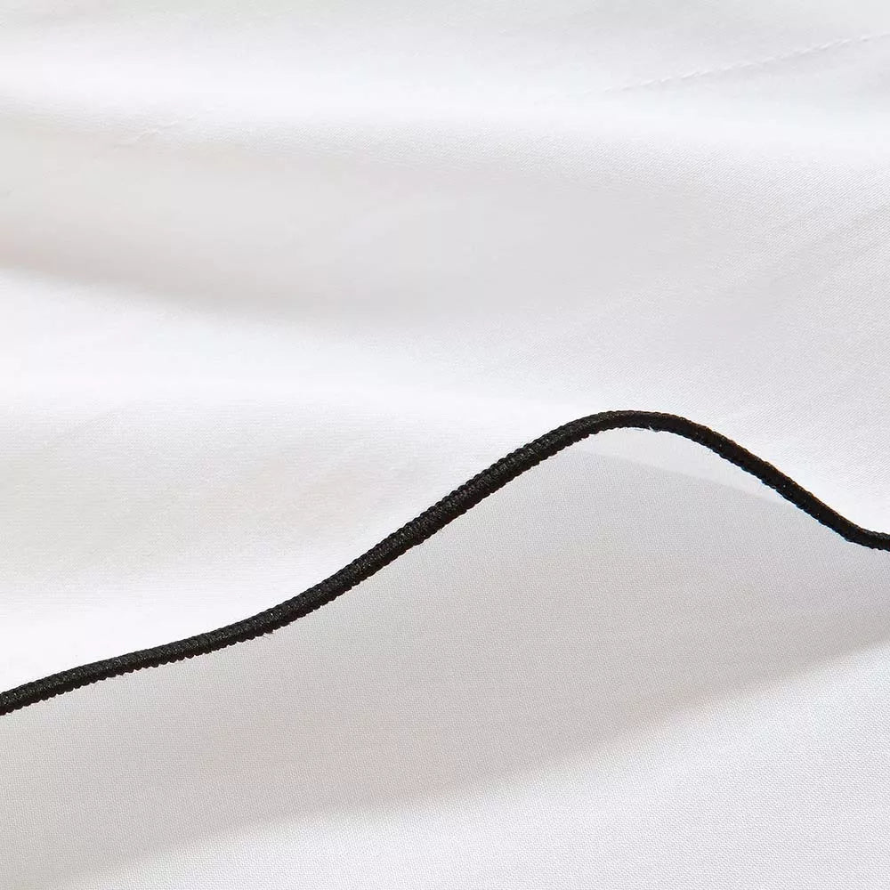 Juego de cama de satén algodón egipcio 300 hilos en color blanco, con textura refinada, gran suavidad y aspecto sofisticado.