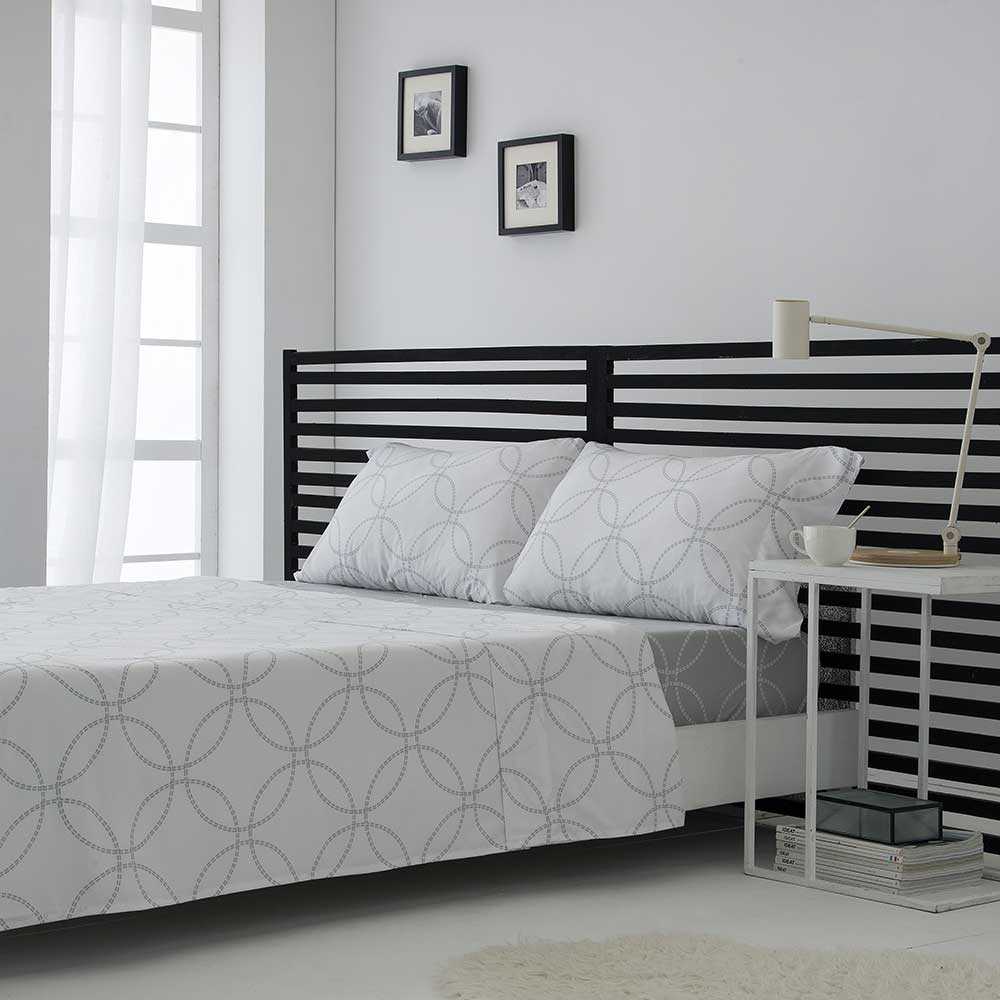 Juego de sábanas premium de bambú gris con superficie sedosa, excelente transpirabilidad y propiedades termorreguladoras para un descanso confortable.