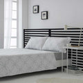 Juego de sábanas premium de bambú gris con superficie sedosa, excelente transpirabilidad y propiedades termorreguladoras para un descanso confortable.