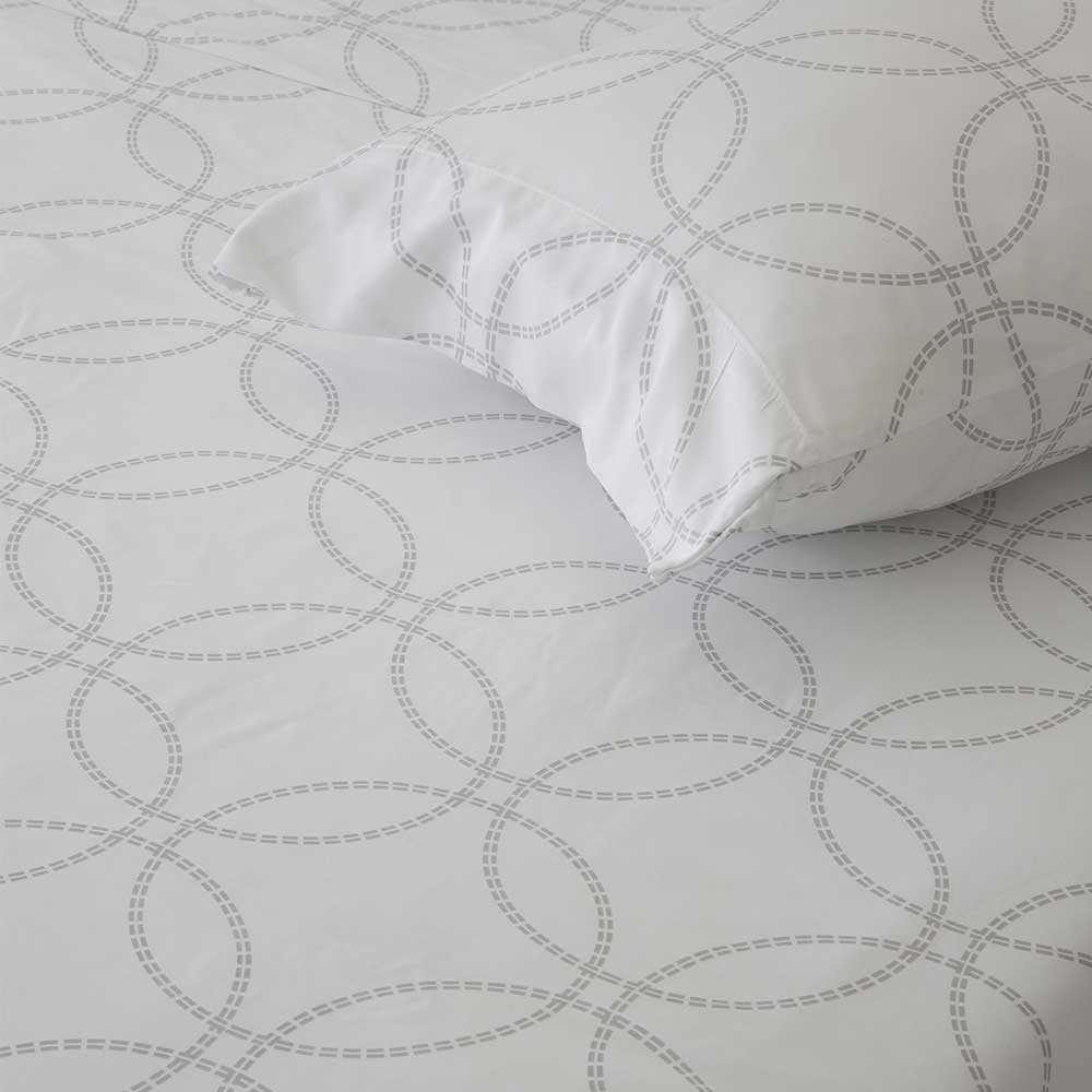 Sábanas grises de tejido bambú con acabado suave y elegante, ideales para crear un ambiente relajante y acogedor en el dormitorio.