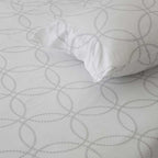 Sábanas grises de tejido bambú con acabado suave y elegante, ideales para crear un ambiente relajante y acogedor en el dormitorio.