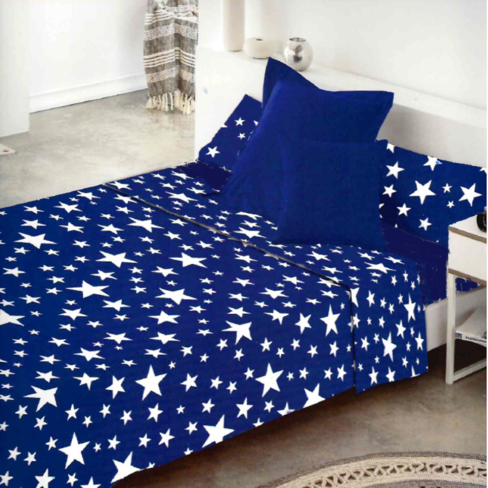 Juego de sábanas AZUL CON ESTRELLAS confeccionado en mezcla de poliéster y algodón, de tacto agradable, secado rápido y acabado duradero para uso diario.