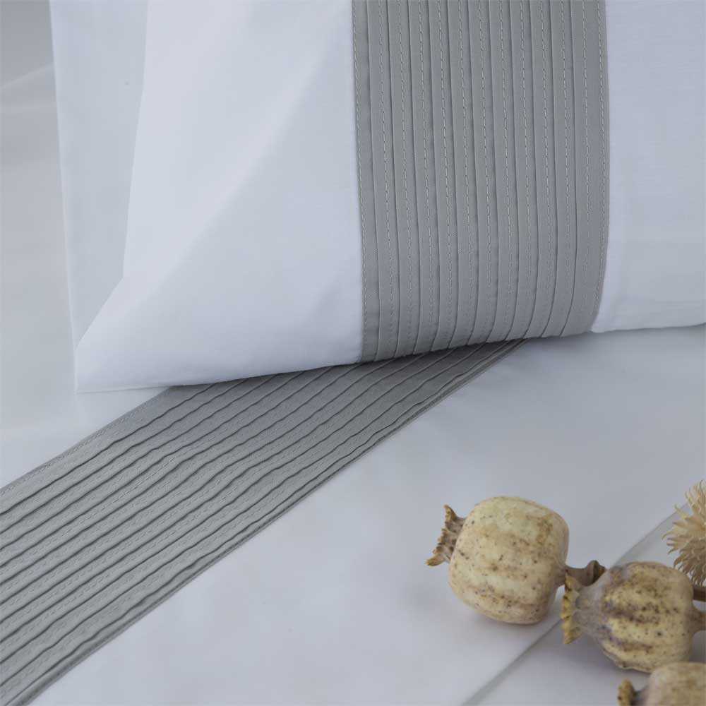 Sábanas de algodón percal de 180 hilos con textura uniforme y estilo atemporal para dormitorios modernos y clásicos.
