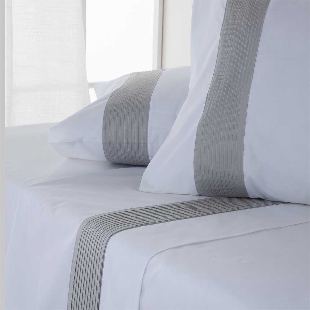 Conjunto de ropa de cama elaborado en percal de algodón de 180 hilos, diseñado para proporcionar confort y frescura durante toda la noche.