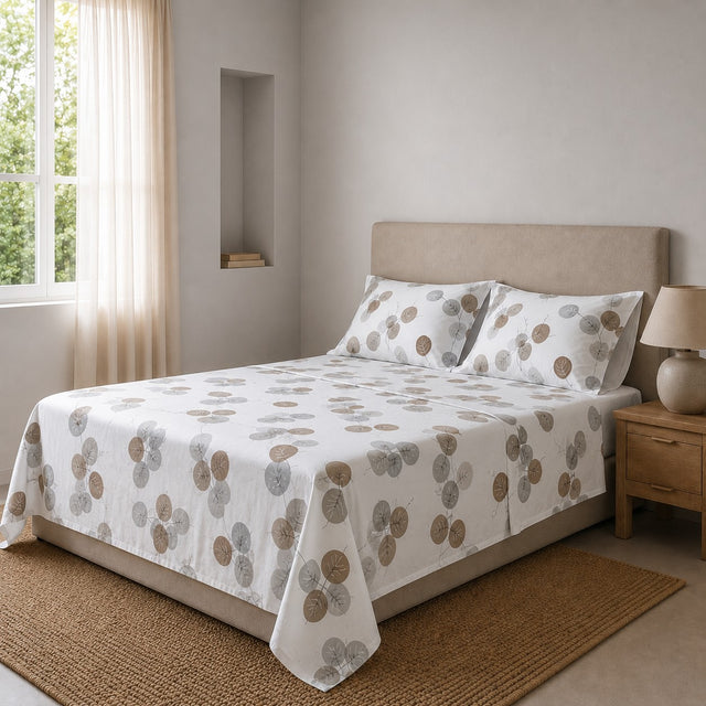 Sábanas gris y beige elaboradas en algodón orgánico, suaves, frescas y duraderas, ideales para un descanso cómodo y natural.