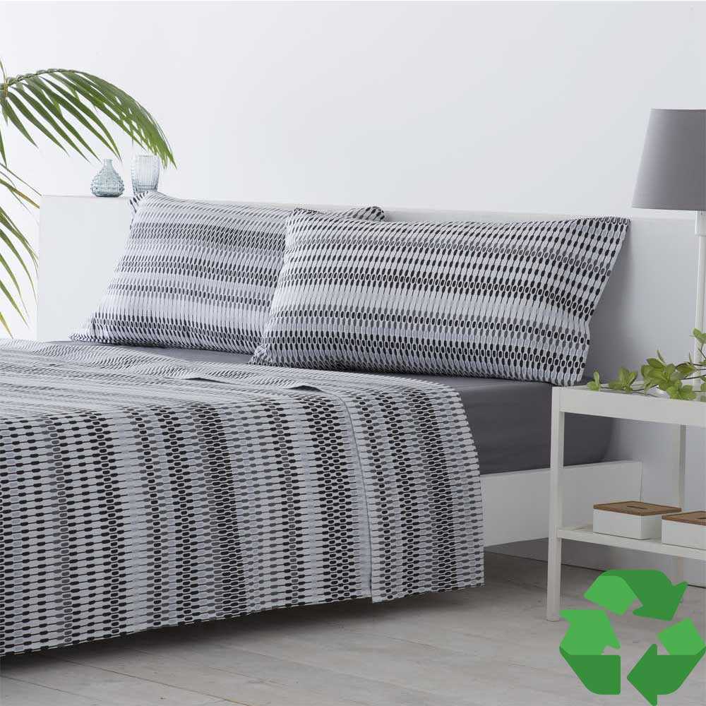 Ropa de cama beige de poliéster y algodón con sábana bajera, encimera y funda de almohada a juego, diseñada para ofrecer comodidad y practicidad durante todo el año.