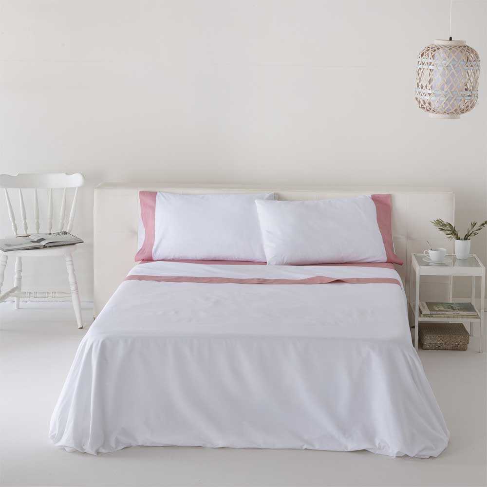 Sábanas blancas de algodón orgánico con diseño liso y estética atemporal, ideales para crear un dormitorio luminoso y acogedor