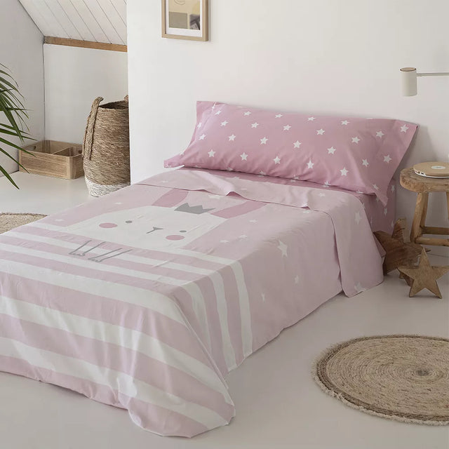 Sábanas infantiles de algodón y poliéster en tono rosa, ligeras, confortables y diseñadas para aportar calidez y un estilo dulce a la habitación infantil.