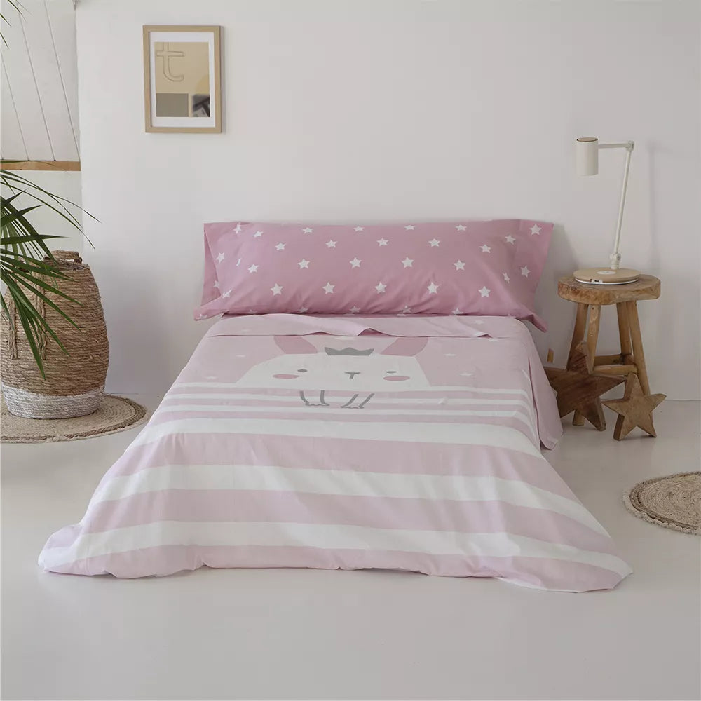 Juego de cama infantil en color rosa elaborado en poliéster y algodón, con textura suave, gran durabilidad y secado rápido.
