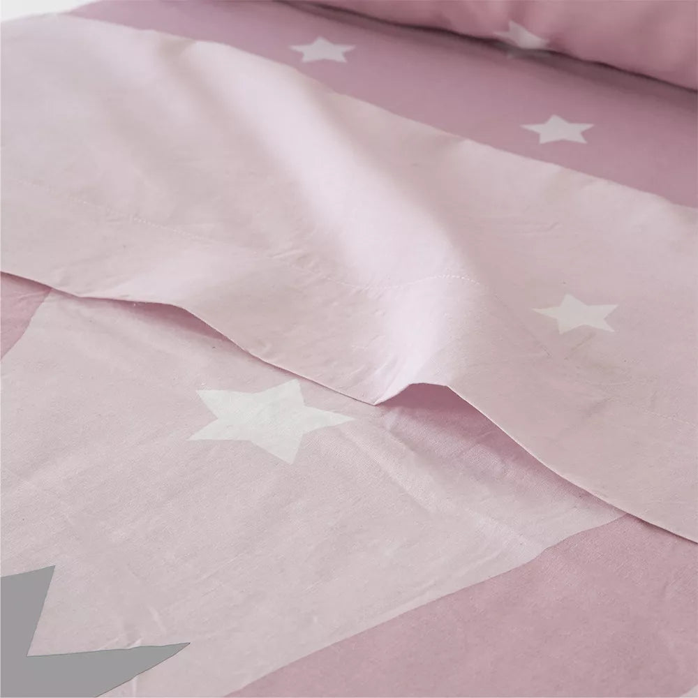 Juego de sábanas infantil en tonos rosa confeccionado en mezcla de algodón y poliéster, suave, resistente y cómodo para el descanso diario.