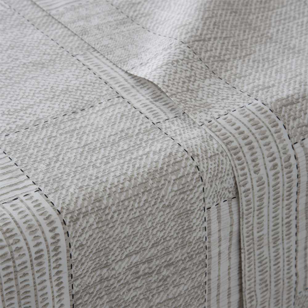 Sábanas de algodón orgánico en tonos gris y beige, elaboradas con fibras naturales para ofrecer confort, frescura y suavidad durante todo el año.