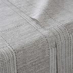 Sábanas de algodón orgánico en tonos gris y beige, elaboradas con fibras naturales para ofrecer confort, frescura y suavidad durante todo el año.