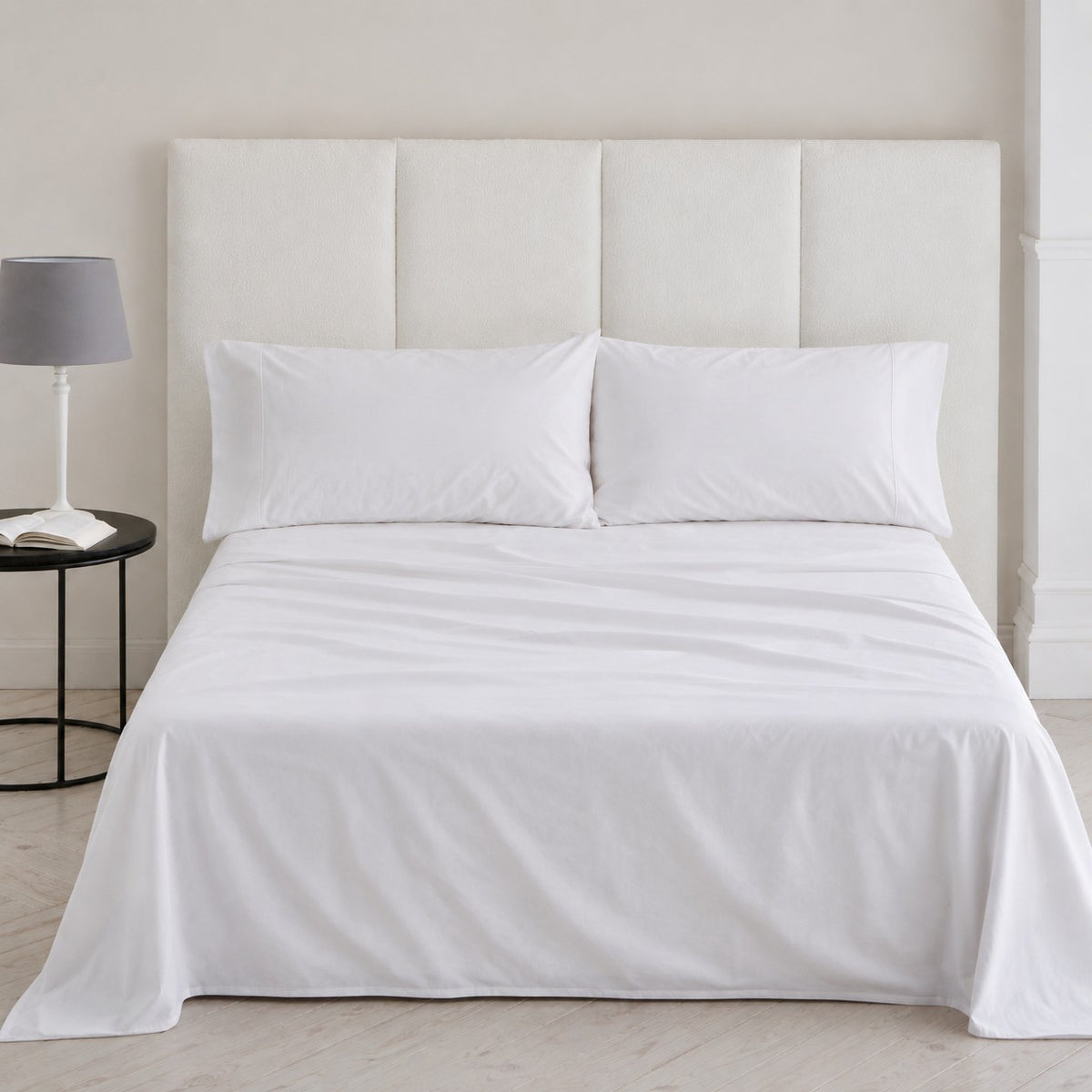 Juego de sábanas blanco de satén algodón egipcio 400 hilos sobre cama moderna, suave, transpirable y resistente.