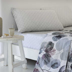 Sábanas de satén de algodón 200 hilos en color GRIS con encimera estampada y bajera ajustable lisa, elegantes, frescas y confortables para el descanso diario.