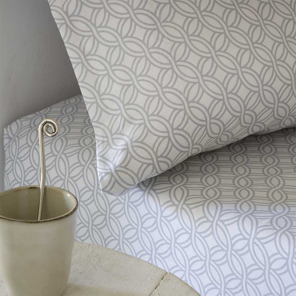 Juego de cama GRIS de satén algodón 200 hilos con diseño estampado en la sábana superior y bajera lisa coordinada, de textura sedosa y aspecto refinado