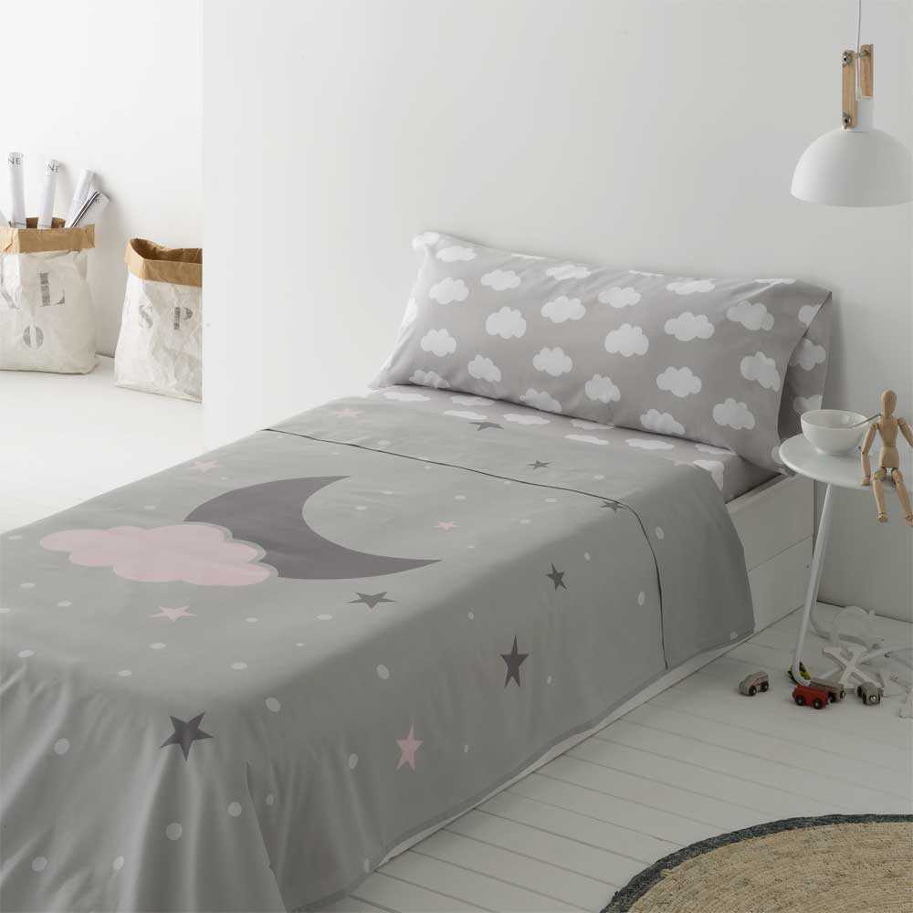 Sábanas infantiles de algodón y poliéster en tonos gris, ligeras, confortables y diseñadas para aportar calidez y estilo a la habitación infantil.