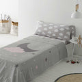 Sábanas infantiles de algodón y poliéster en tonos gris, ligeras, confortables y diseñadas para aportar calidez y estilo a la habitación infantil.