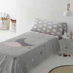 Sábanas infantiles de algodón y poliéster en tonos gris, ligeras, confortables y diseñadas para aportar calidez y estilo a la habitación infantil.
