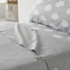 Juego de cama infantil en color gris elaborado en poliéster y algodón, con textura suave, gran durabilidad y secado rápido.