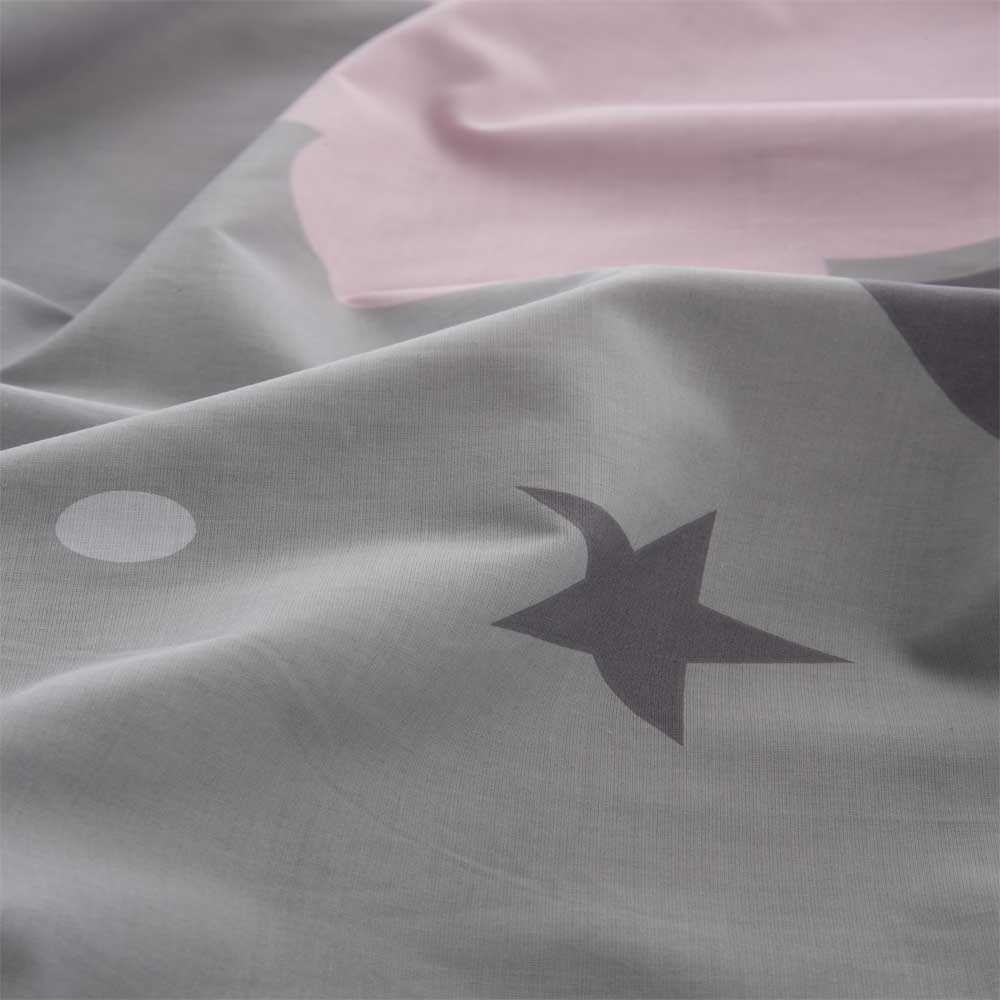 Sábanas infantiles gris  de algodón-poliéster con tejido agradable al tacto, fácil mantenimiento y diseño moderno para dormitorio infantil.