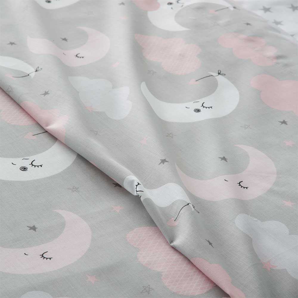Juego de cama infantil en color gris y ROSA elaborado en poliéster y algodón, con textura suave, gran durabilidad y secado rápido.