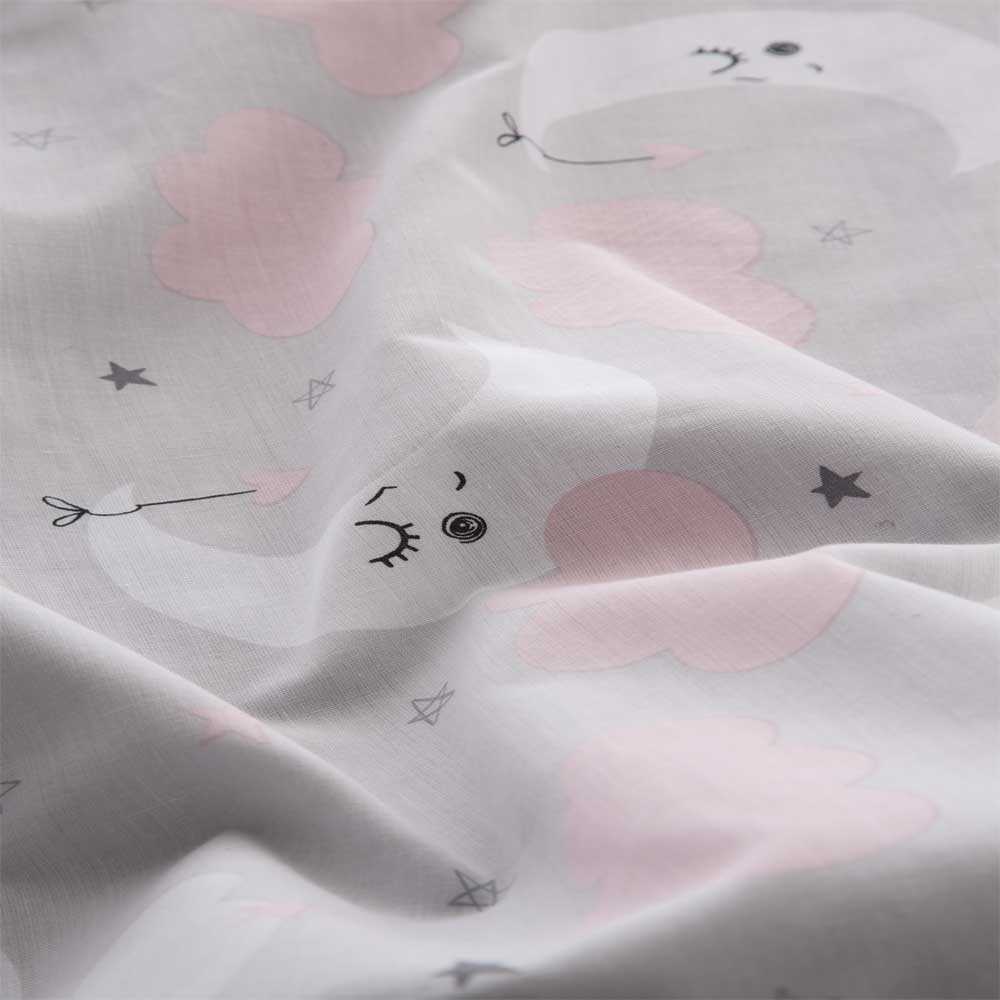 Sábanas infantiles de algodón y poliéster en tonos ROSA y gris, ligeras, confortables y diseñadas para aportar calidez y estilo a la habitación infantil.
