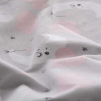 Sábanas infantiles de algodón y poliéster en tonos ROSA y gris, ligeras, confortables y diseñadas para aportar calidez y estilo a la habitación infantil.