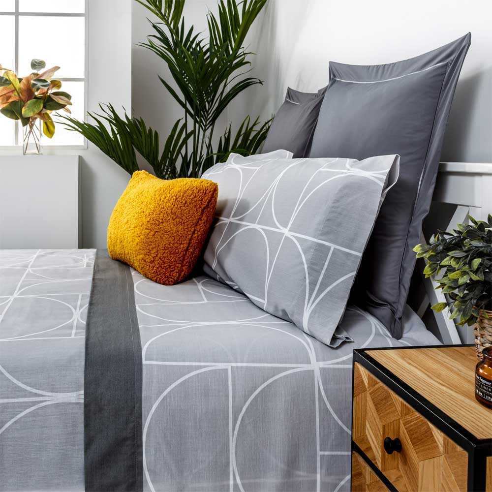 Ropa de cama GRIS de poliéster y algodón con sábana bajera, encimera y funda de almohada a juego, diseñada para ofrecer comodidad y practicidad durante todo el año.