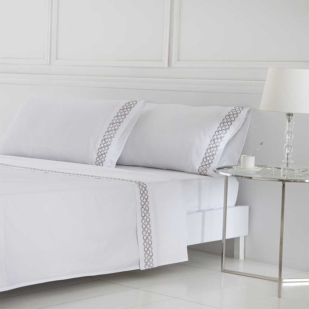 Juego de sábanas premium de satén algodón blanco 400 hilos con bordado refinado, tacto sedoso y apariencia lujosa para un descanso confortable.