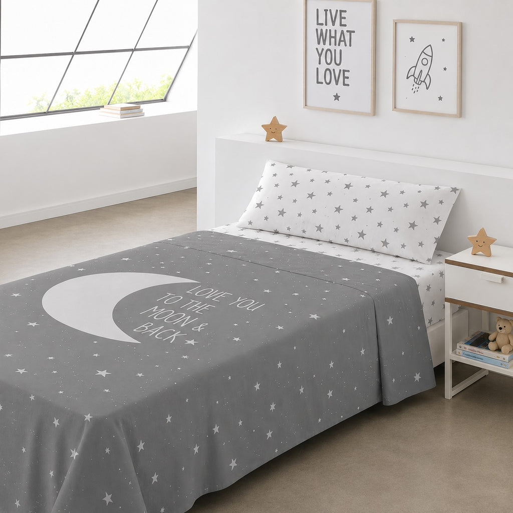 Ropa de cama infantil gris con luna y estrellas, confeccionada en percal de algodón 144 hilos para un descanso cómodo y fresco.