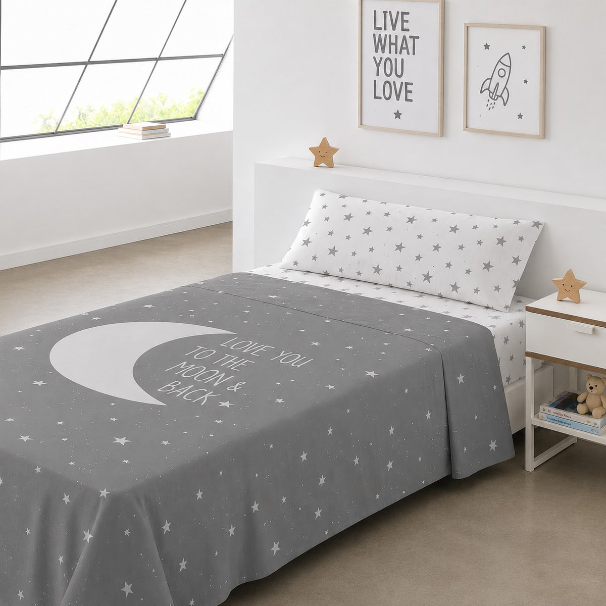 Ropa de cama infantil gris con luna y estrellas, confeccionada en percal de algodón 144 hilos para un descanso cómodo y fresco.
