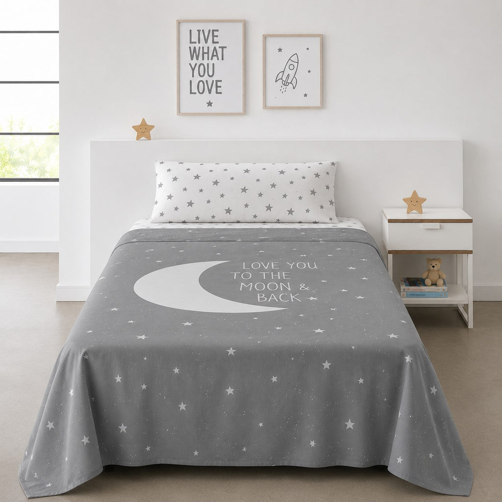 Sábana para cama infantil en color gris con estampado de luna blanca y estrellas dispersas, realizada en percal algodón transpirable.