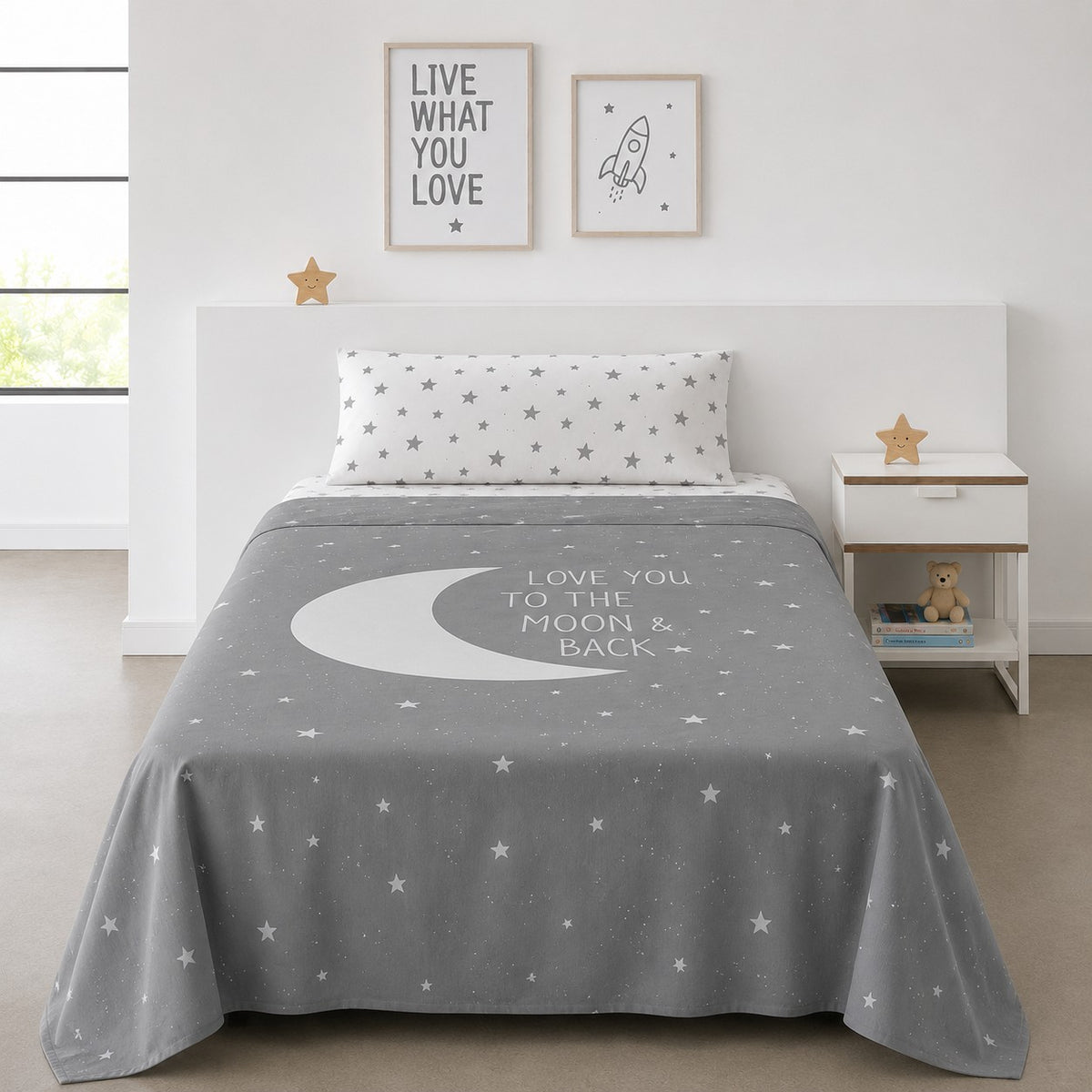 Sábana para cama infantil en color gris con estampado de luna blanca y estrellas dispersas, realizada en percal algodón transpirable.