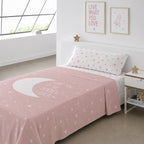 Sábana infantil color ROSA con luna decorativa y pequeñas estrellas, elaborada en percal de algodón suave y duradero.