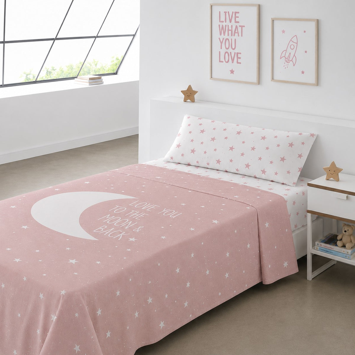 Sábana infantil color ROSA con luna decorativa y pequeñas estrellas, elaborada en percal de algodón suave y duradero.
