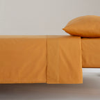 Conjunto de ropa de cama confeccionado en percal de algodón de 200 hilos MOSTAZA, con acabado mate y gran transpirabilidad.