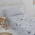 Ropa de cama infantil en azul y gris de percal algodón 180 hilos, con acabado mate, tacto fresco y diseño versátil para habitación infantil.