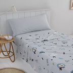 Ropa de cama infantil en azul y gris de percal algodón 180 hilos, con acabado mate, tacto fresco y diseño versátil para habitación infantil.